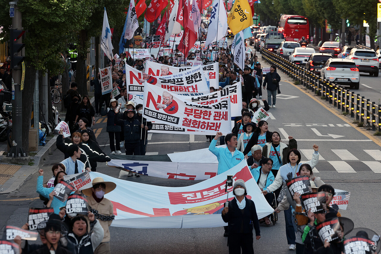 29일부터 경북 경주에서 아시아태평양경제협력체(APEC) 정상회의가 시작된 가운데 이날 오후 구 경주역 광장에서 트럼프위협저지공동행동(준) 주최로 열린 ‘대미투자 강요 안보위협 트럼프 규탄 NO TRUMP 시국대회’에 참석한 농민, 노동자, 학생 등 시민들이 경주 시내를 행진하며 3500억달러 규모의 대미투자를 현금으로 요구하는 미 트럼프 대통령을 규탄하고 있다. 한승호 기자