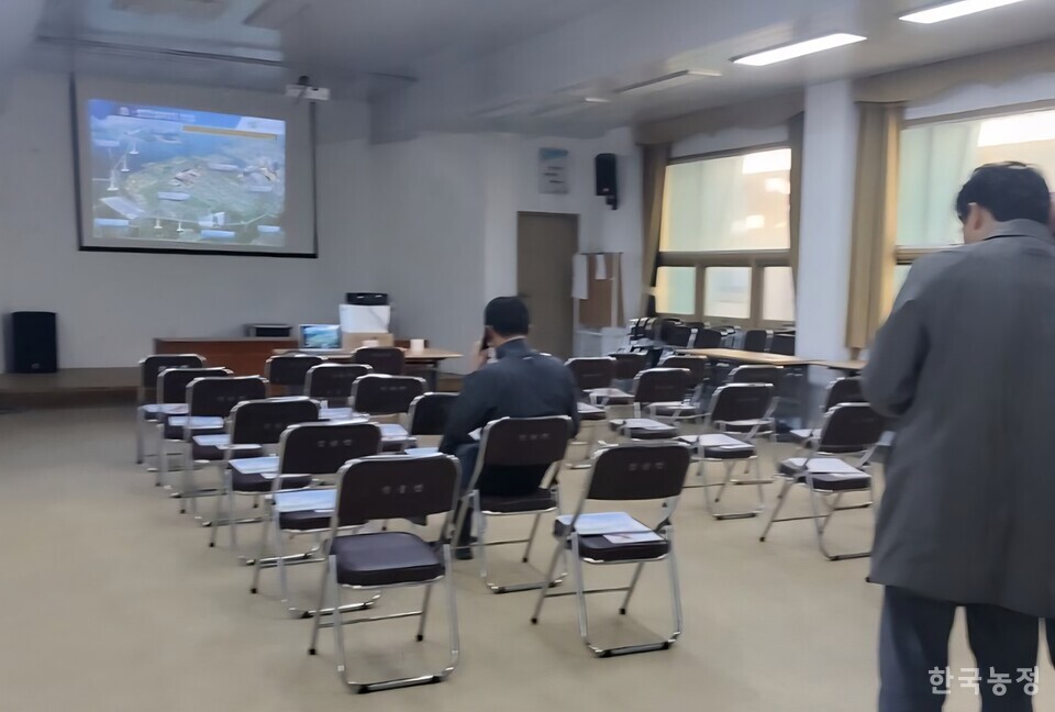 지난 29일 전북 고창군 성송면종합복지회관에서 개최된 신장성~신정읍 송전선로 최적경과대역 주민설명회장이 텅 비어 있다. 