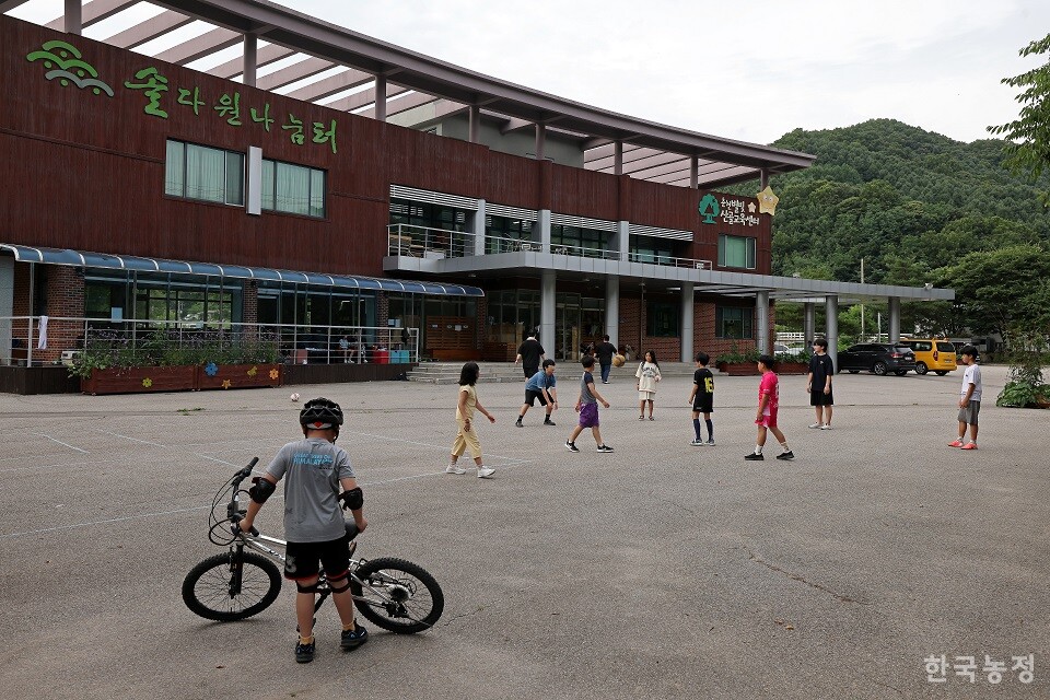 초등학교 수업을 마치고 솔다원나눔터에 모인 아이들이 마당에서 뛰어놀고 있다. 한승호 기자