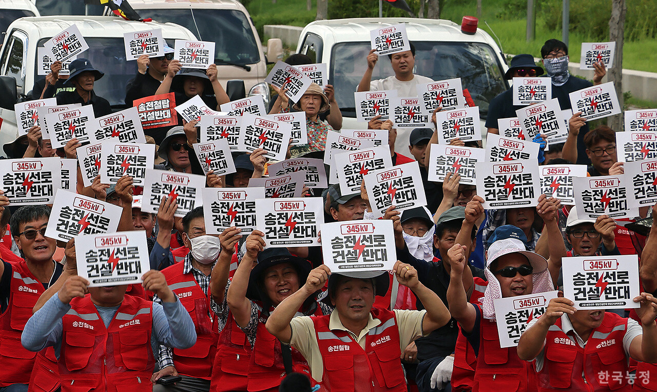 농업·농촌과 비수도권 지역의 목소리를 제대로 대변하고자 한다면, 중앙정부나 중앙당에 대해서도 ‘할 말은 하는’ 정치가 필요하다. 예를 들어 경기도 용인에 추진되는 삼성 반도체 국가산업단지에 전력을 공급하기 위해 전남, 전북, 충남, 강원, 경북, 충북 등지에 추진되고 있는 34만5000볼트 초고압 송전선에 반대하는 목소리를 내는 정치가 필요하다. 지난 9월 17일 전남 나주시 한국전력공사 본사 앞에서 열린 ‘고압 송전선로·철탑 건설 반대! 영암군민 궐기대회’에서 고압 송전선로와 철탑 건설 반대를 위한 영암군대책위원회 소속 주민들이 송전선로 건설 반대를 외치고 있다. 한승호 기자