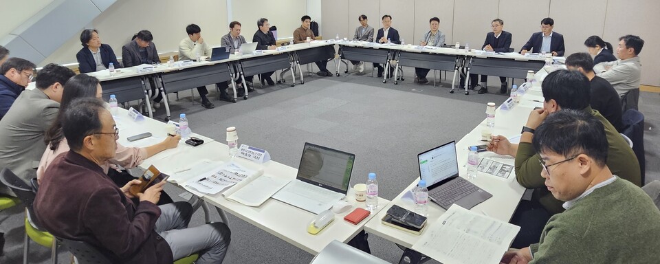 ​농림축산식품부 방역정책국이 지난달 31일  서울 양재동aT센터에서 가축방역 정책 추진 계획 기자간담회를 연 가운데 이용직 방역정책과장(왼쪽), 정승교 조류인플루엔자방역과장, 김정주 구제역방역과장(오른쪽)이 관련 정책을 설명했다. 원재정 기자농림축산식품부 방역정책국은 지난달 31일  서울 양재동aT센터에서 가축방역 정책 추진 계획을 설명하는 기자간담회를 열었다. 원재정 기자