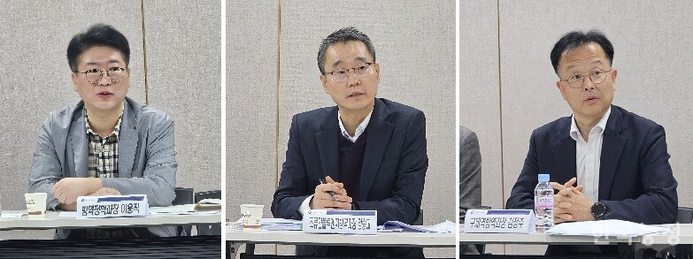 농림축산식품부 방역정책국이 지난달 31일  서울 양재동aT센터에서 가축방역 정책 추진 계획 기자간담회를 연 가운데 이용직 방역정책과장(왼쪽), 정승교 조류인플루엔자방역과장, 김정주 구제역방역과장(오른쪽)이 관련 정책을 설명했다.  원재정 기자