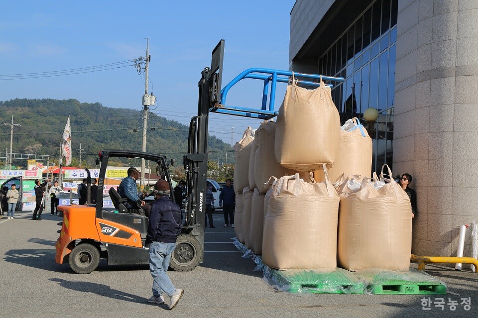 5일 아침, 정읍시농민회 회원들이 속속 나락 톤백을 싣고 와 황토현농협 본점 앞에 적재하고 있다. 정읍지역 농협들의 낮은 선지급금 결정에 대한 항의의 뜻이다.