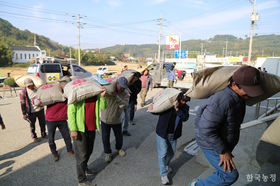 집회를 마친 농민들이 항의를 위해 40kg 나락 포대를 짊어지고 황토현농협으로 들어가고 있다.