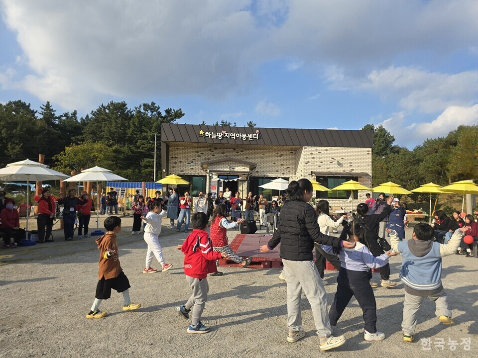하늘땅지역아동센터가 있는 전북 고창군 성내면에서 지난 1일 제3회 두루거리 축제가 열린 가운데, 참가자들이 노래와 춤을 함께 즐기고 있다. 