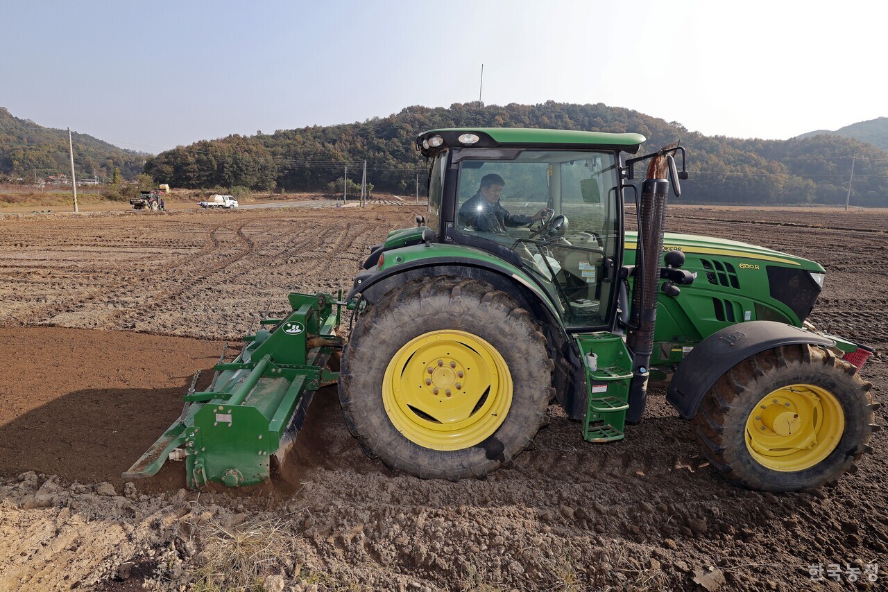 지난 5일 경북 문경시 영순면 들녘에서 홍의식 늘봄영농조합법인 대표가 트랙터로 양파 모종을 심을 밭을 손보고 있다. 한승호 기자