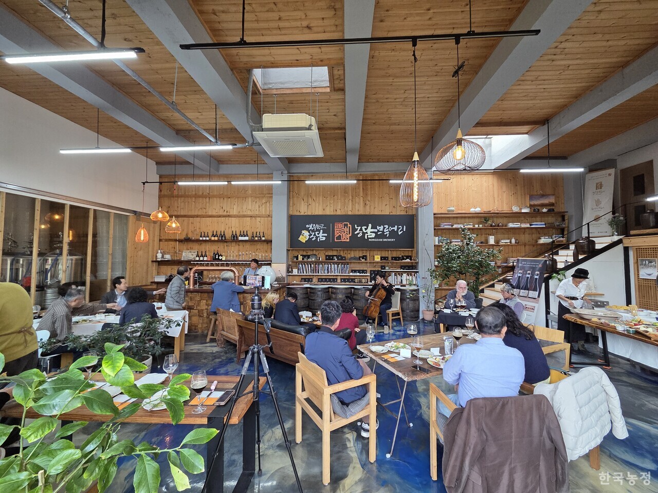 강원도 홍천군 서면 농담 브루어리에서 열린 ‘시월의 농담(農談)’ 참가자들이 첼로연주를 들으며 맥주를 마시고 있다.