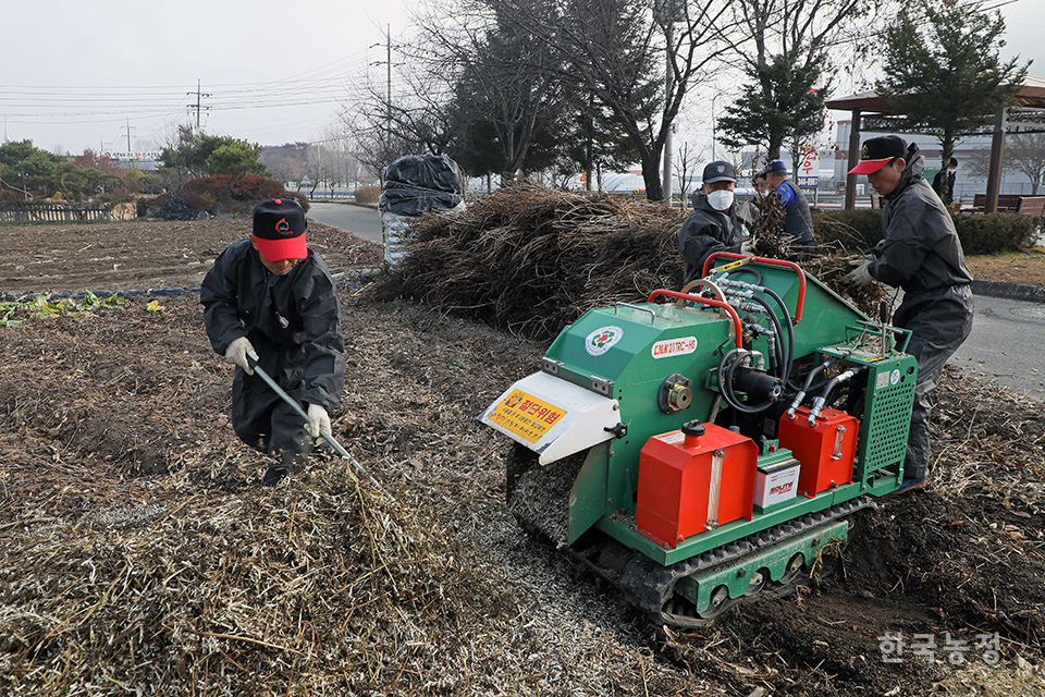 강원특별자치도 농업기술원이 가을철 산불과 병해충 발생 예방, 농촌지역 미세먼지 저감을 위해 오는 12월까지 시군 농업기술센터에서 영농부산물 안전처리 지원사업을 추진한다. 한승호 기자