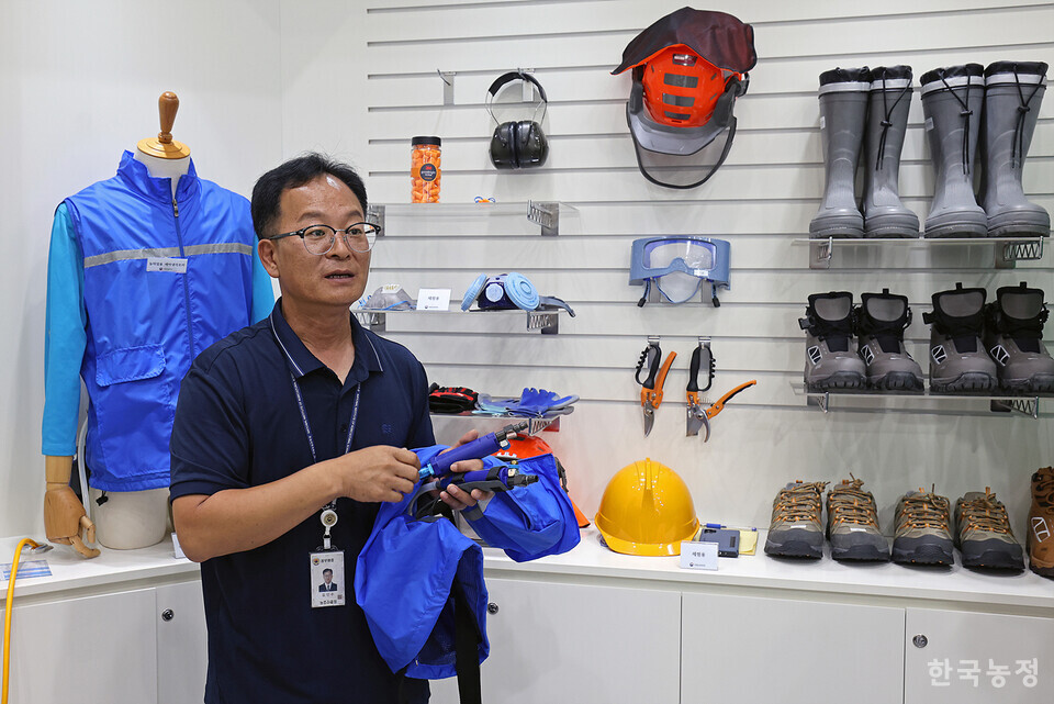 온열질환을 예방하는 데 도움이 되는 에어냉각조끼를 개발한 김인수 국립농업과학원 농촌환경안전과 연구사가 지난 7월 16일 전북 완주군 농작업 안전 전시 체험관에서 에어냉각조끼의 원리를 설명하고 있다. 한승호 기자 