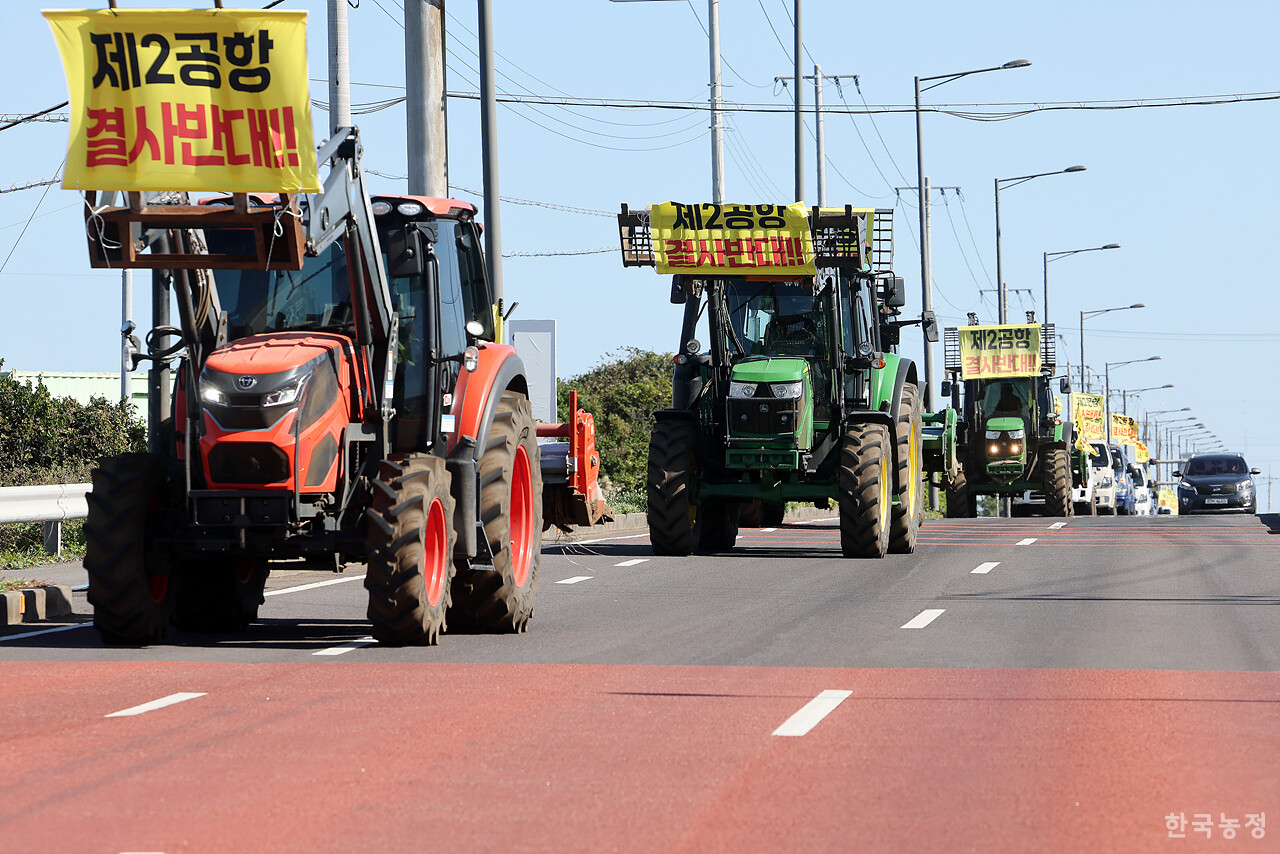 제주 제2공항 반대투쟁 10년을 맞아 지난 10일 제주도청 앞에서 제주농민대회가 열린 가운데 농민들이 이날 오전 서귀포시 성산읍 광치기해변 인근에서 도청 앞까지 '제2공항 결사반대' 트랙터 및 차량 행진에 나서고 있다. 한승호 기자