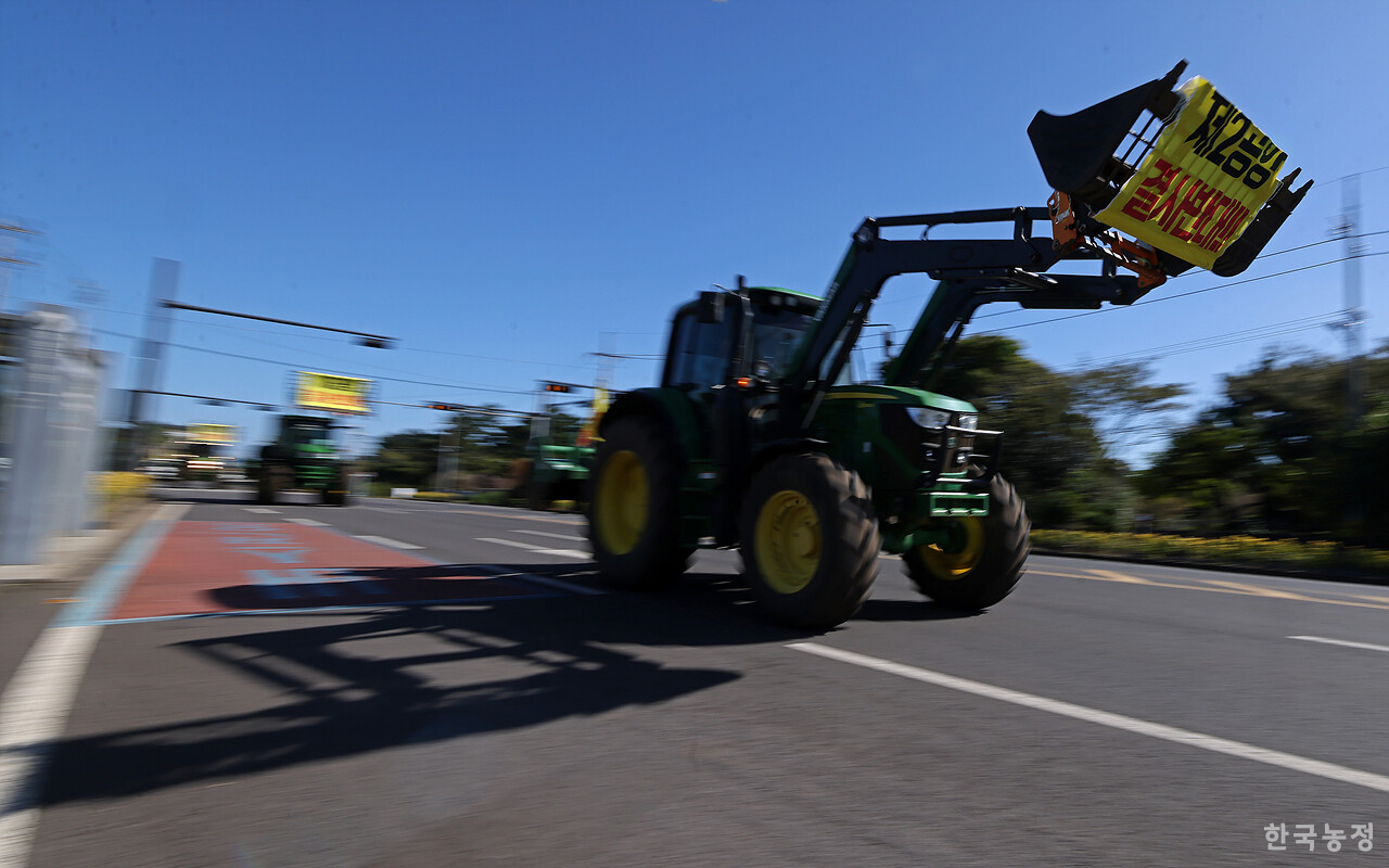 제주 제2공항 반대투쟁 10년을 맞아 지난 10일 제주도청 앞에서 제주농민대회가 열린 가운데 농민들이 이날 오전 서귀포시 성산읍 광치기해변 인근에서 도청 앞까지 '제2공항 결사반대' 트랙터 및 차량 행진에 나서고 있다. 한승호 기자