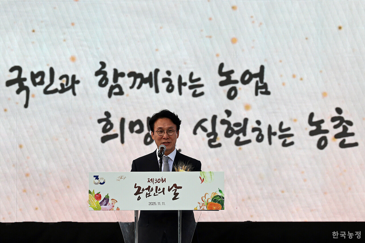 지난 11일 강원 원주시 원주젊음의광장에서 열린 제30회 농업인의 날 기념행사에서 김민석 국무총리가 기념사를 하고 있다. 한승호 기자