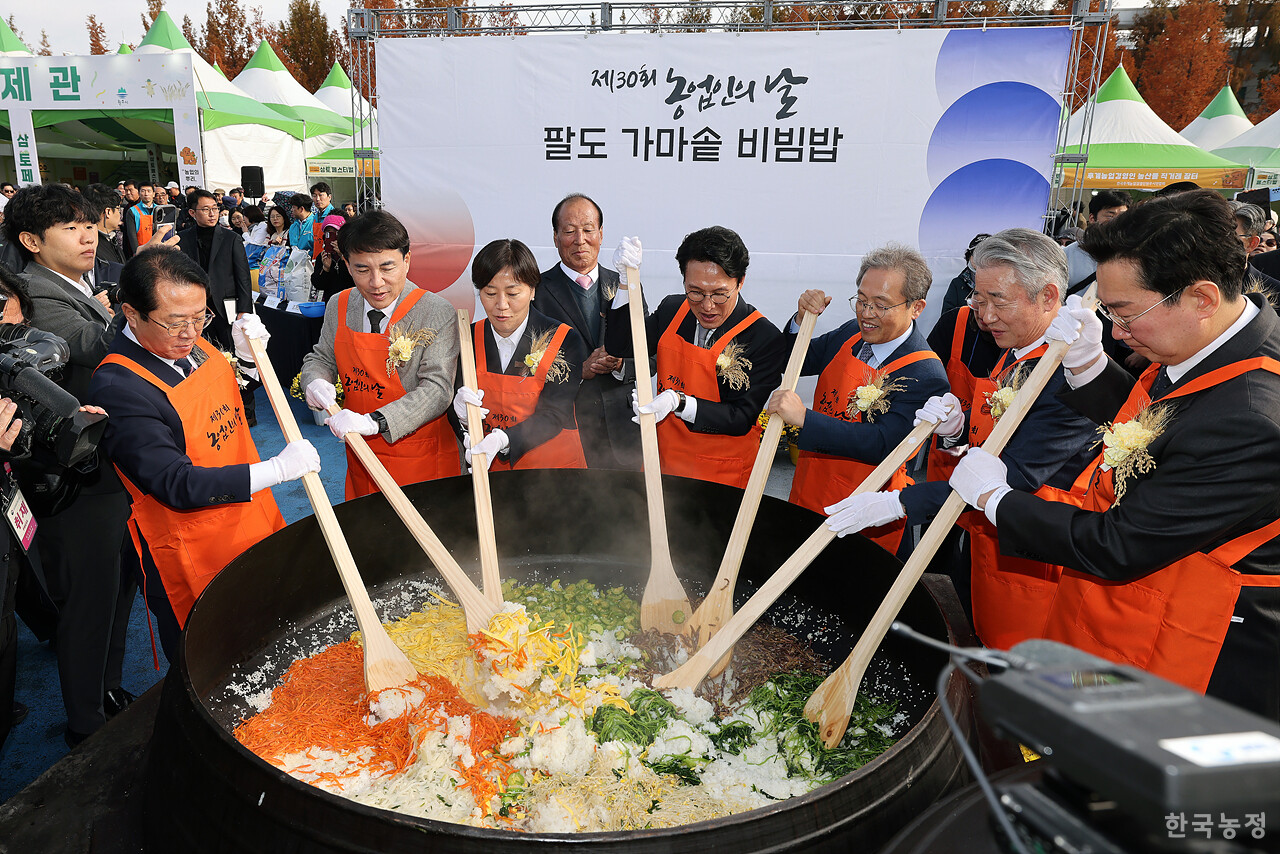 지난 11일 강원 원주시 원주젊음의광장에서 열린 제30회 농업인의 날 기념행사에서 김민석 국무총리를 비롯한 내외빈들이 팔도에서 생산한 쌀로 가마솥 비빔밥을 만들고 있다. 한승호 기자