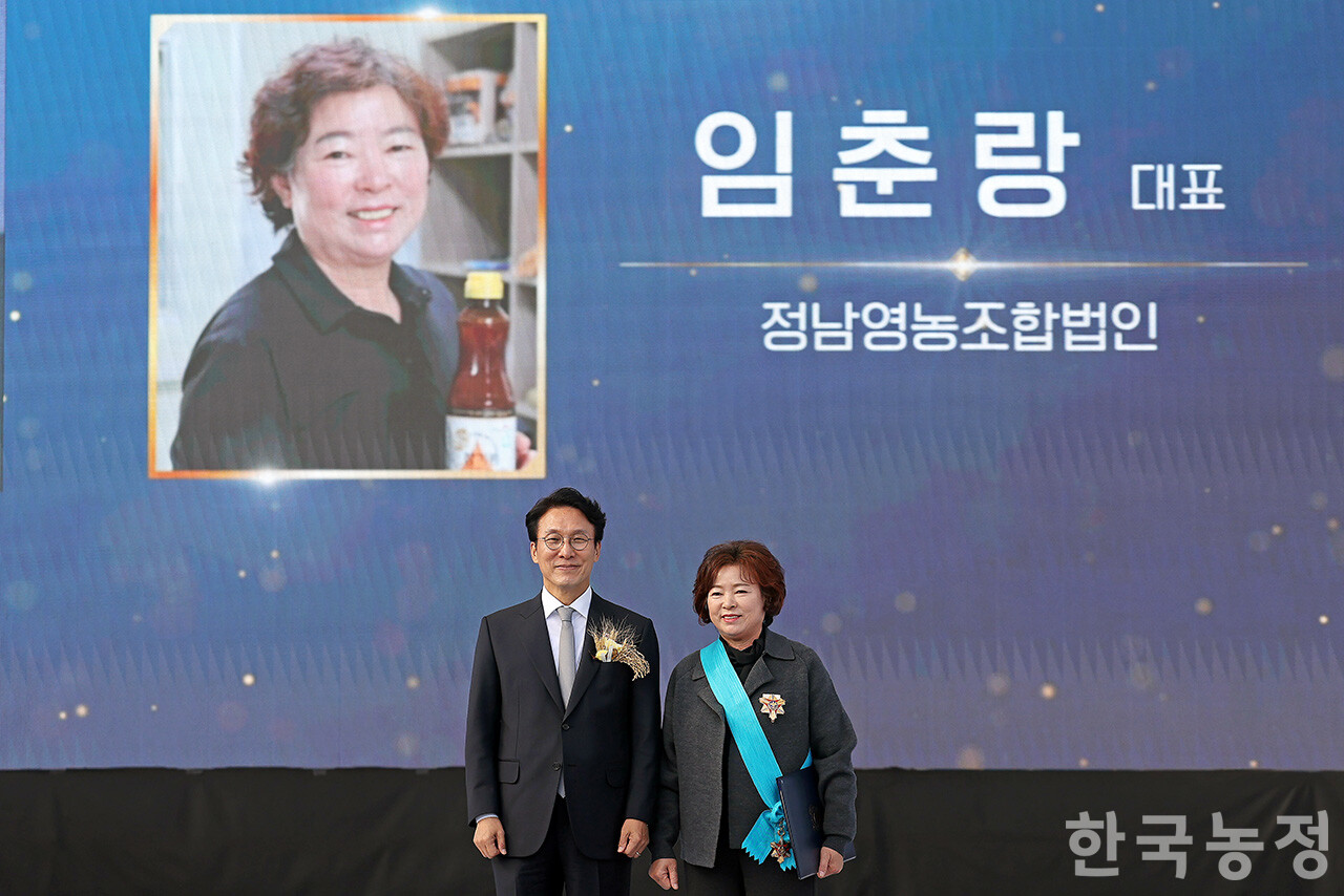 임춘랑 정남영농조합법인 대표(금탑산업훈장 수상자, 오른쪽)와 김민석 국무총리. 한승호 기자