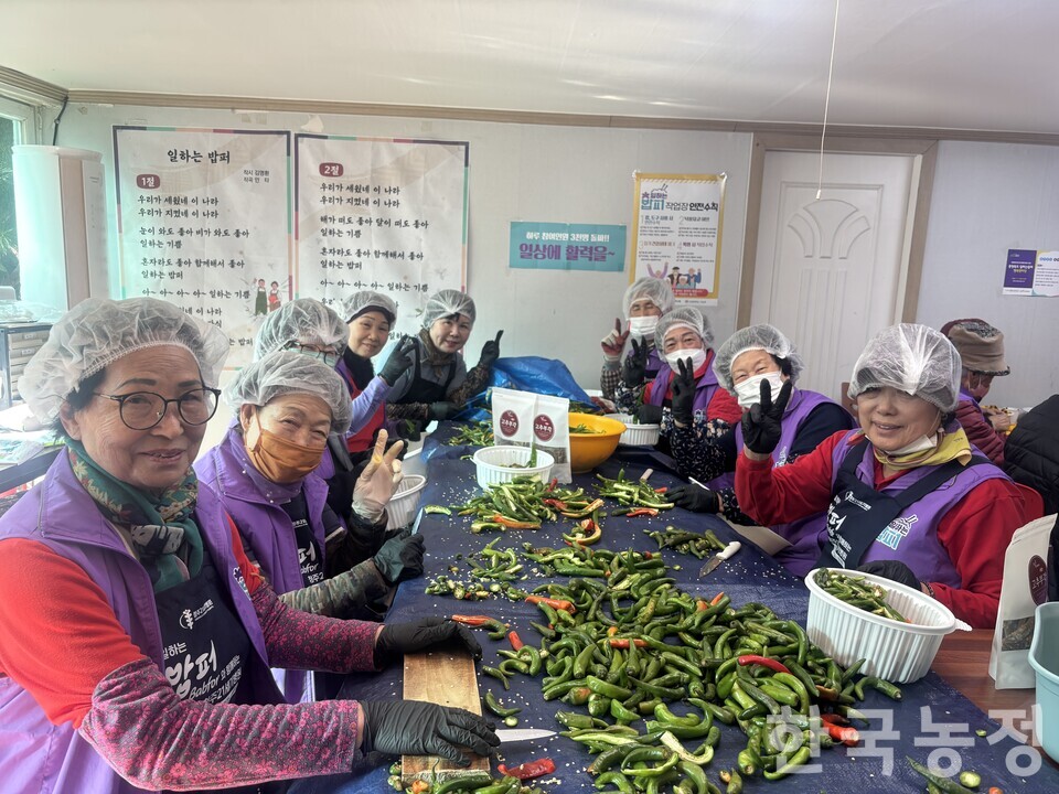지난 11일 충북 청주시 상당구 명장사 일원에서 왕복자(사진 맨 왼쪽)씨를 비롯한 일하는 밥퍼 참여자들이 고추 손질 작업을 하며 환하게 웃고 있다.
