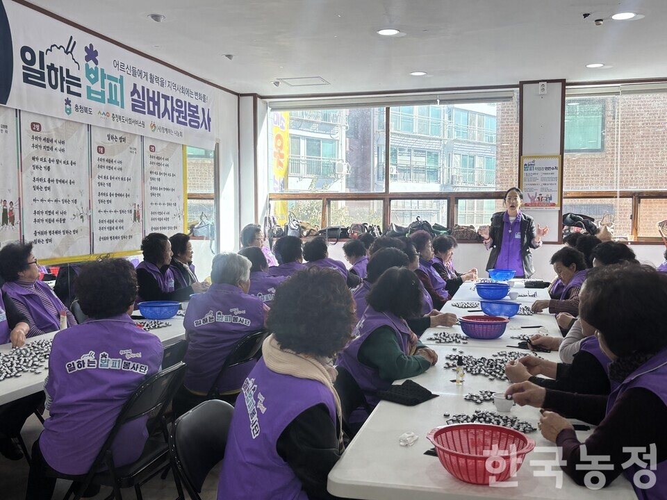 지난 11일 청주시 상당구 영운동 일원에서 일하는 밥퍼 참여자들이 자동차 부품 조립을 하는 가운데 구은영 일하는밥퍼운영사업단 사무국장이 작업 안내 사항을 설명하고 있다.