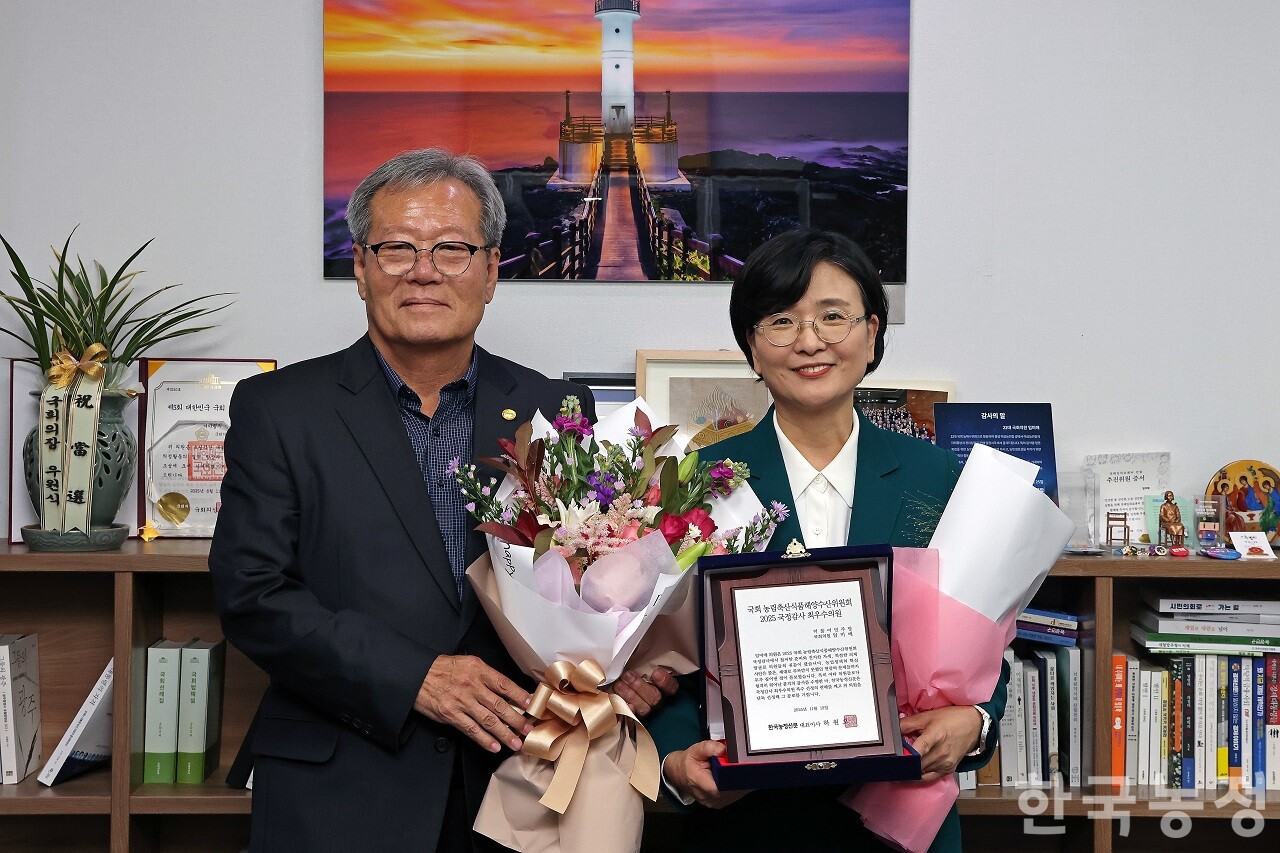 지난 12일 국회 의원회관 임미애 의원실에서 하원오 본지 대표이사(왼쪽)가 임미애 의원에게 국정감사 우수의원 상패를 전달하고 있다. 한승호 기자