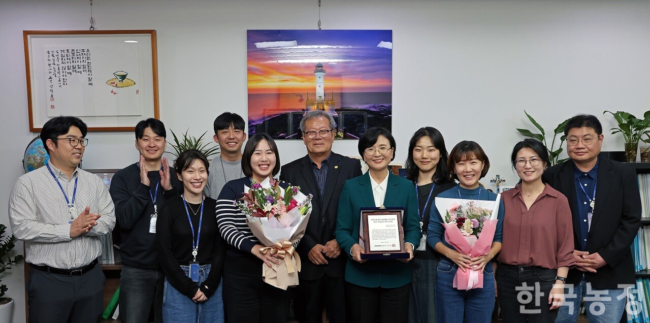 보좌진과 함께 기념촬영하는 임미애 의원과 하원오 대표. 한승호 기자