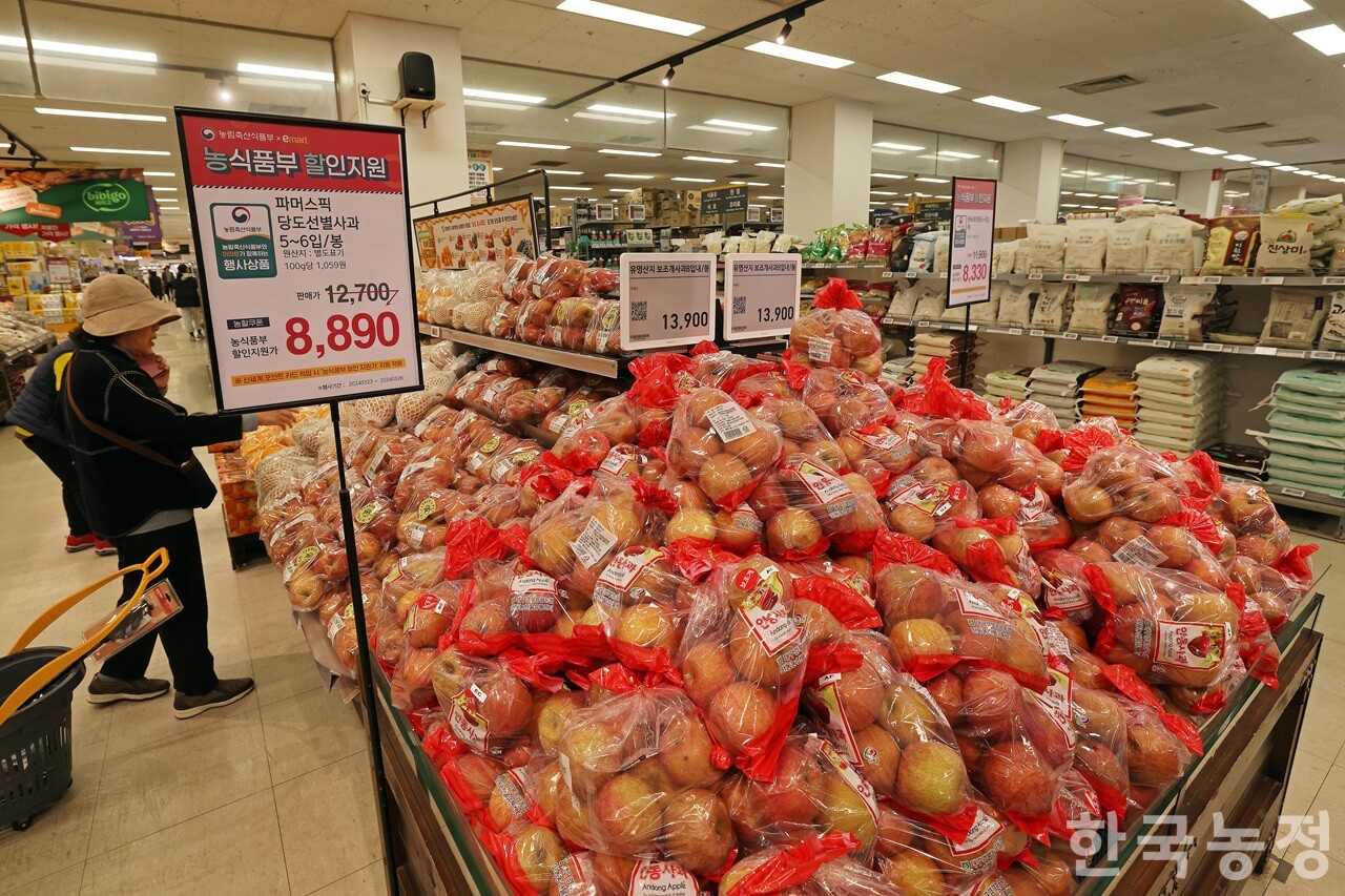 정부가 실효성 논란을 겪고 있는 농축산물 할인지원사업에 대해 개선방안을 마련했지만 이 또한 부실하다는 지적이 이어지고 있다. 한 시민이 대형마트 매대에서 할인지원사업을 통해 가격이 할인된 사과를 고르고 있다. 한승호 기자
