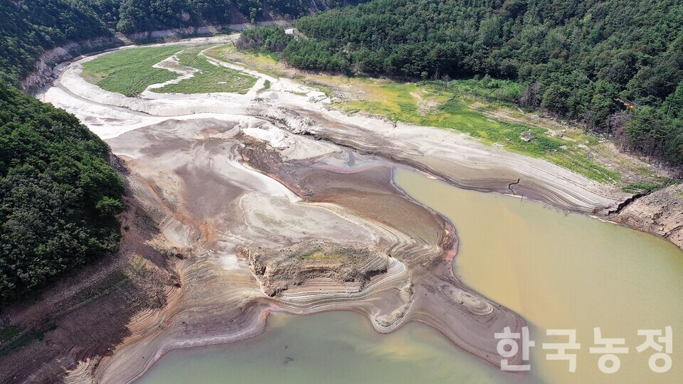 지난 9월 초 사상 최악의 가뭄으로 강원 강릉시에 재난사태가 선포된 가운데 강릉시의 주 수원지인 오봉저수지가 바닥을 드러낸 채 메말라 있다. 한승호 기자