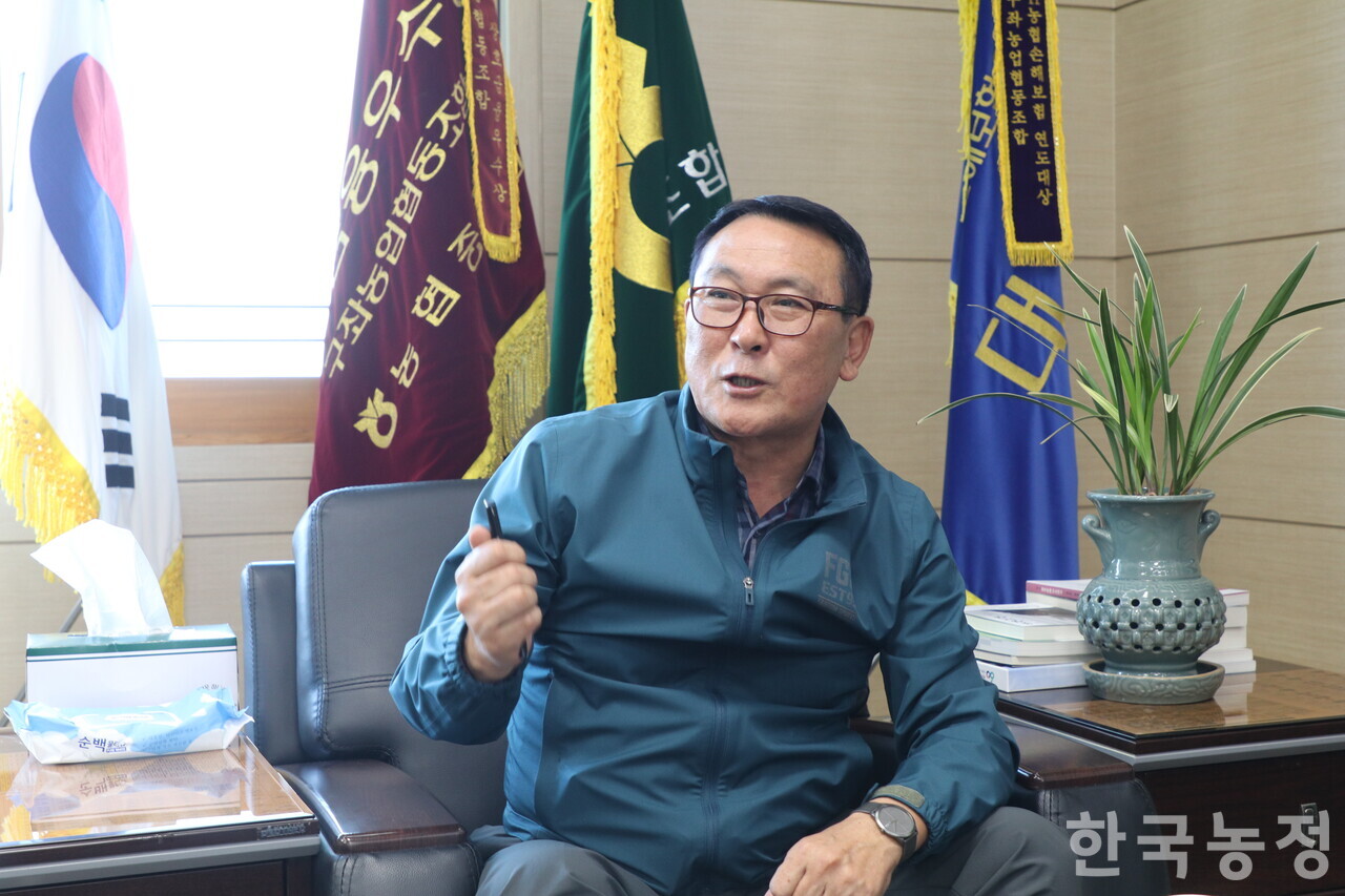 지난 3일 제주시 구좌농협 조합장실에서 만난 윤민 제주 구좌농협 조합장.