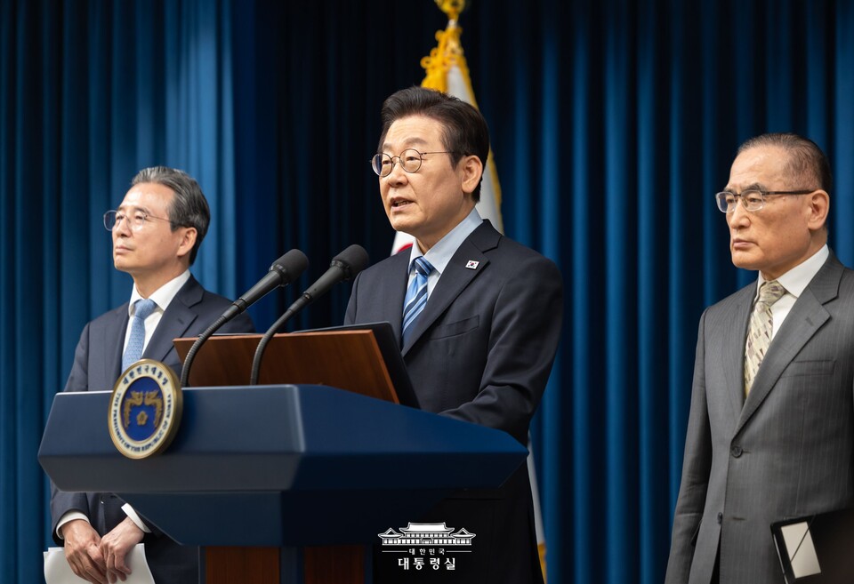 이재명 대통령이 지난 14일 대통령실 기자회견장에서 한미 관세·안보협상 팩트시트 내용을 설명하고 있다. 대통령실 제공