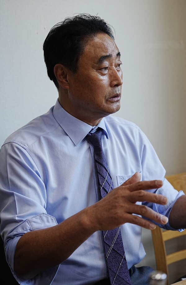 송한수 한국가축인공수정사협회장이 지난 18일 열린 전문지 기자간담회에서 질의응답에 나서고 있다.