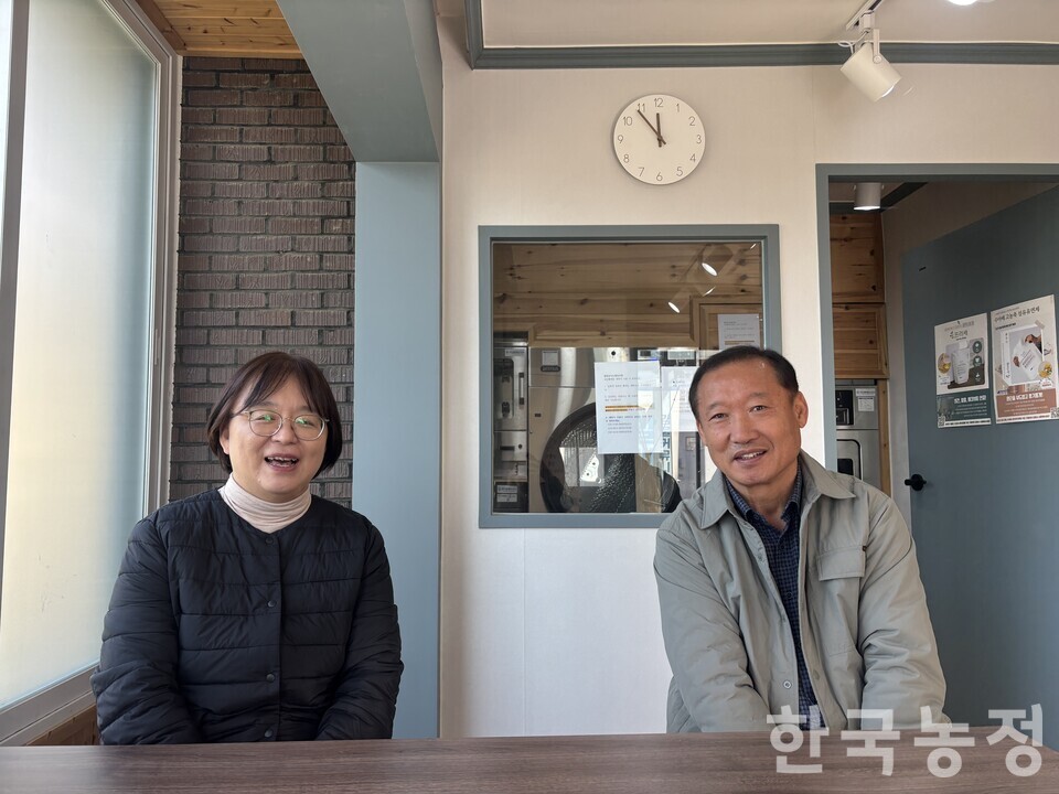 주민들의 요구로 조성된 감물커뮤니티 빨래방에서 지난 17일 이진영(사진 오른쪽) 감물이음사회적협동조합 이사장과 전영의 사무국장이 그간의 활동을 설명하고 있다.