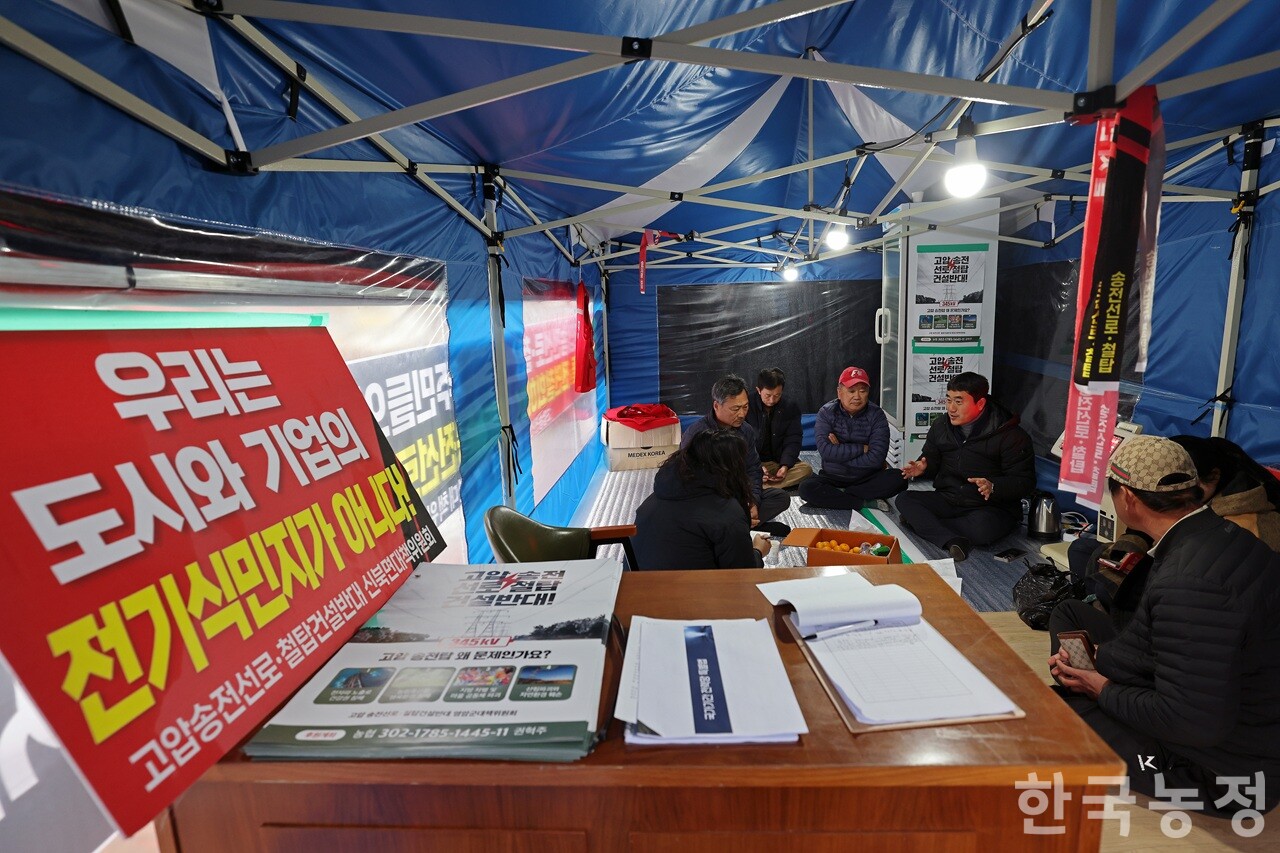 지난 18일 전남 영암군 신북면 행정복지센터 앞에 마련된 고압 송전선로·철탑 건설 반대 신북면 대책위원회 농성장에서 주민들이 그동안 알려져 온 한국전력공사의 깜깜이식 사업 진행에 대해 성토하고 있다. 한승호 기자