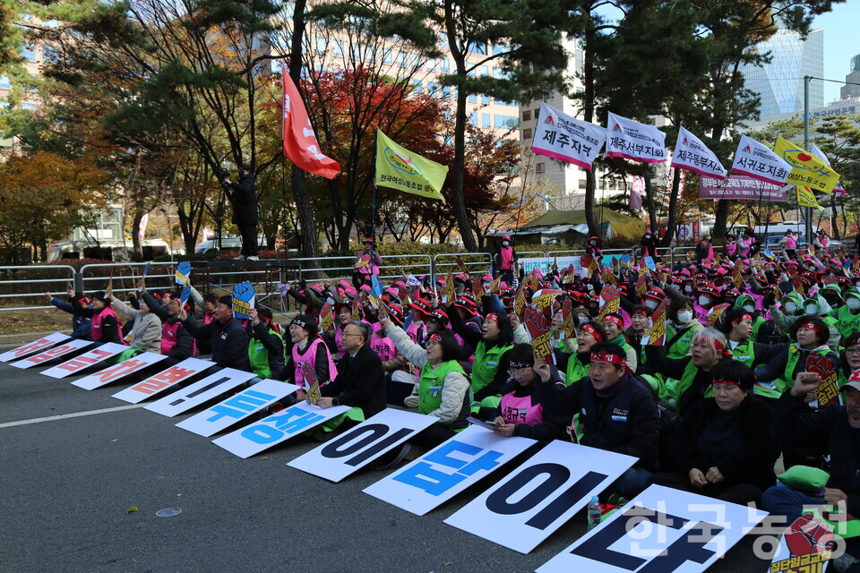 지난 21일 서울 영등포구 국회의사당 인근에서 전국학교비정규직연대회의의 광주·전남·전북·제주지역 조합원들이 저임금 대책 마련 등을 요구하는 파업대회를 열었다.