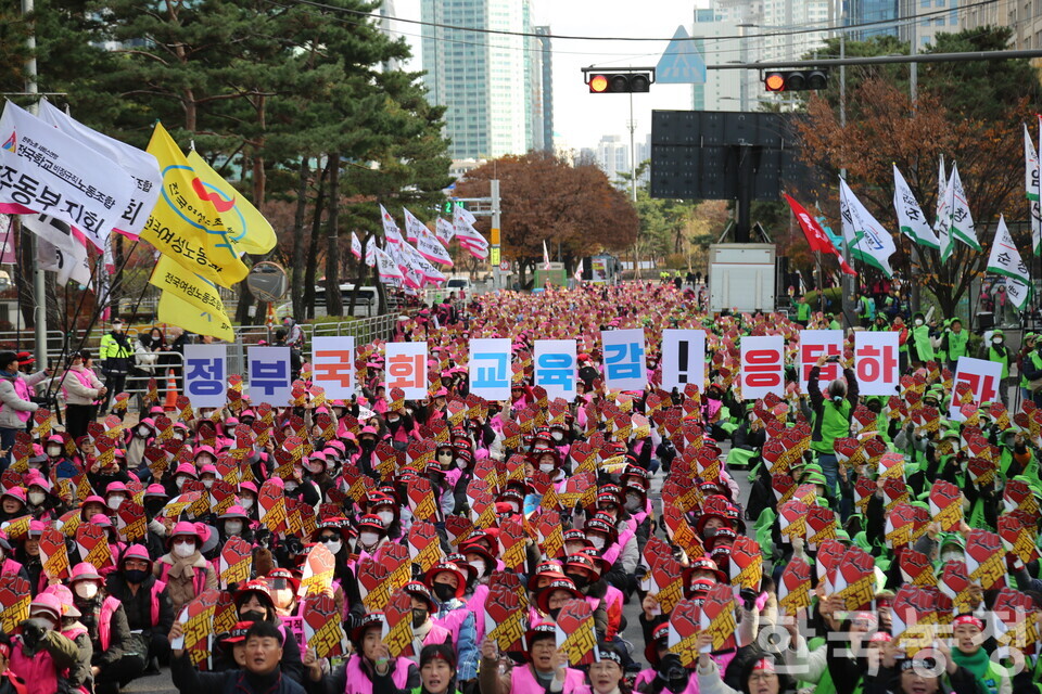 지난 21일 서울 영등포구 국회의사당 인근에서 전국학교비정규직연대회의의 광주·전남·전북·제주지역 조합원들이 저임금 대책 마련 등을 요구하는 파업대회를 열었다.