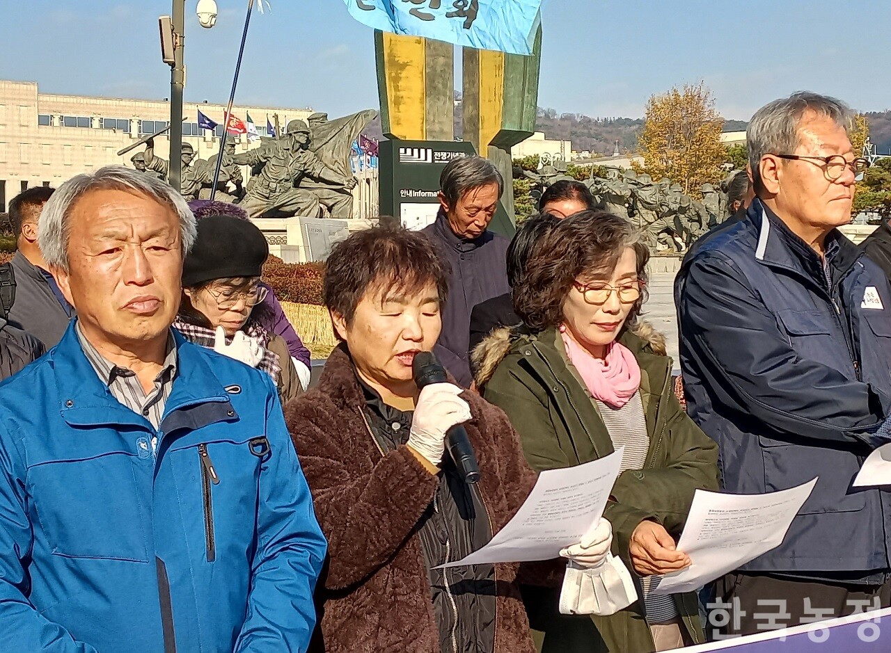 기자회견을 낭독 중인 용옥천 전국여성농민회총연합 강원도연합 회장.