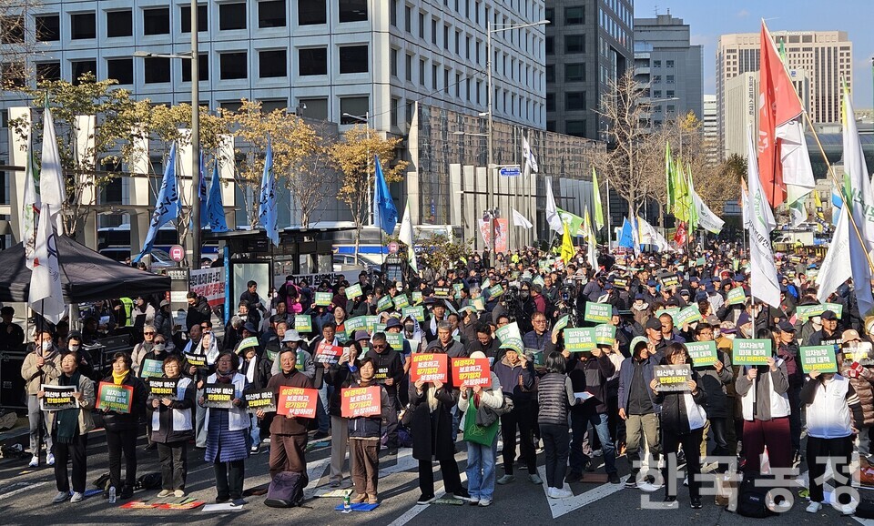 22일 서울 중구 숭례문 앞에서 친환경농민·소비자단체 9개가 ‘2025 기후위기 시대 친환경유기농업 2배 확대를 위한 친환경 생산자-소비자 결의대회’를 진행했다.