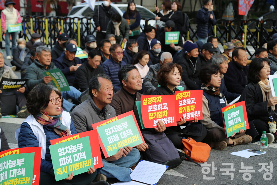 22일 서울 중구 숭례문 앞에서 친환경농민·소비자단체 9개가 ‘2025 기후위기 시대 친환경유기농업 2배 확대를 위한 친환경 생산자-소비자 결의대회’를 진행했다.