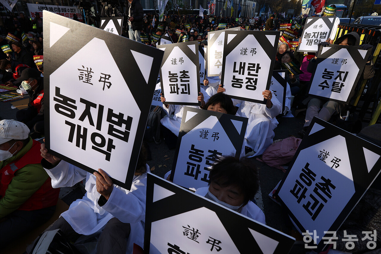 22일 오후 서울 숭례문 앞에서 열린 ‘기후재난 근본대책 수립! 농정대전환 실현! 2025 전국농민대회’에서 상복을 입은 여성농민들이 현 정부의 내란농정 등을 규탄하고 있다. 한승호 기자