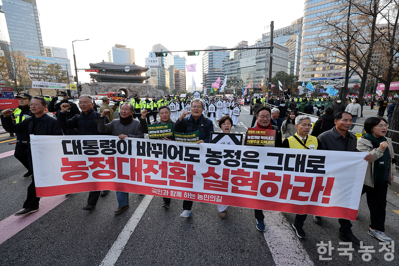 22일 오후 서울 숭례문 앞에서 열린 ‘기후재난 근본대책 수립! 농정대전환 실현! 2025 전국농민대회’에서 1만여명의 농민들이 '내란농정 청산 및 농민중심 농정대전환' 등을 외치고 있다. 한승호 기자