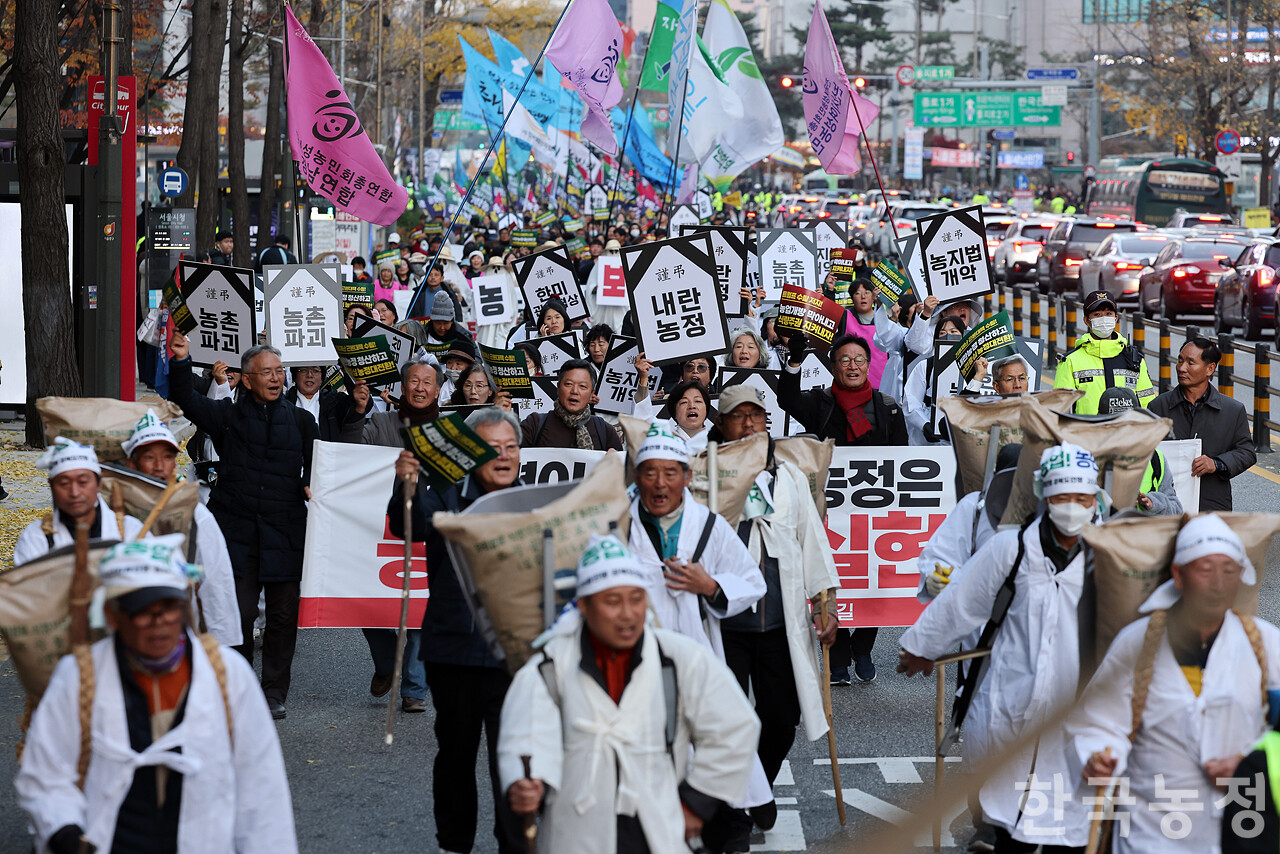 22일 오후 서울 숭례문 앞에서 열린 ‘기후재난 근본대책 수립! 농정대전환 실현! 2025 전국농민대회’에서 5천여명의 농민들이 '내란농정 청산 및 농민중심 농정대전환 실현' 등을 외치며 행진하고 있다. 한승호 기자