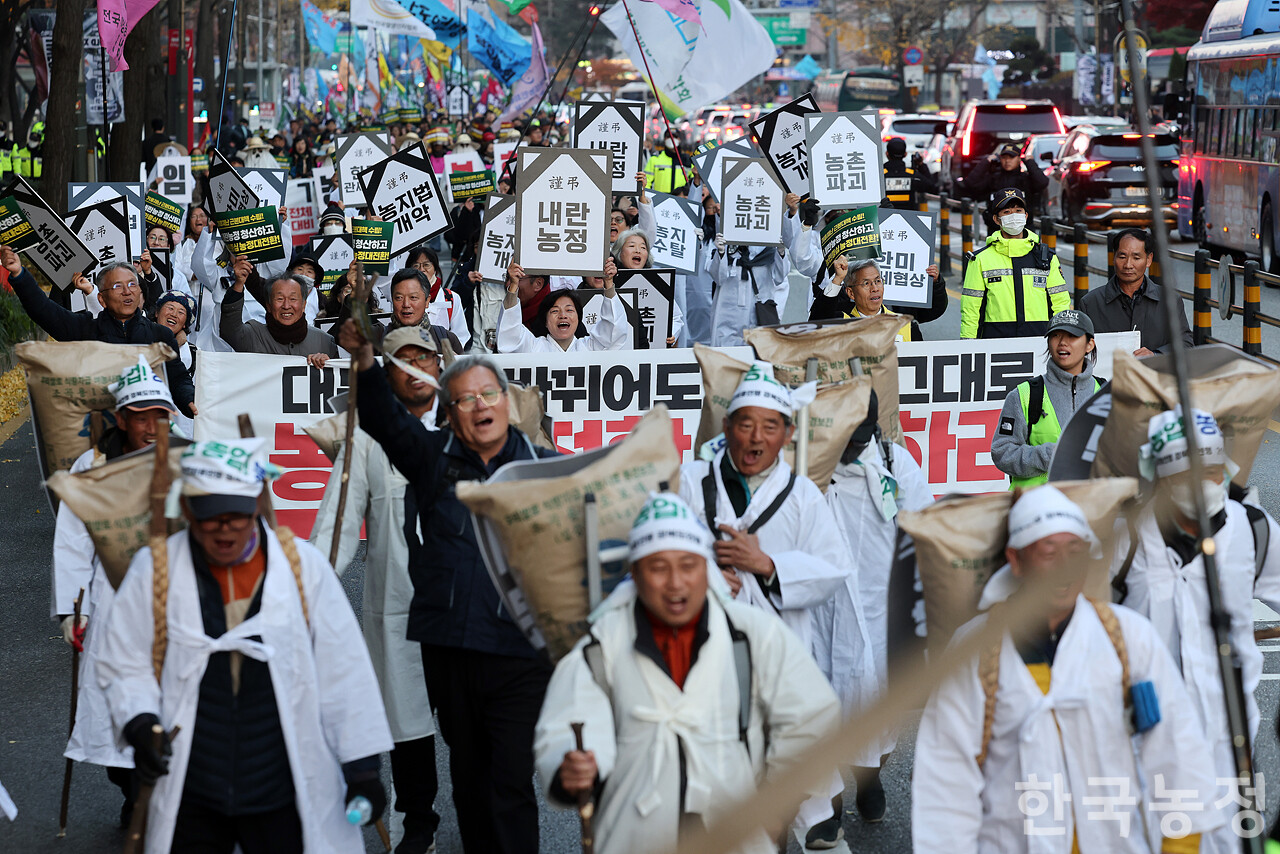 ​22일 오후 서울 숭례문 앞에서 열린 ‘기후재난 근본대책 수립! 농정대전환 실현! 2025 전국농민대회’에서 5천여명의 농민들이 '내란농정 청산 및 농민중심 농정대전환 실현' 등을 외치며 행진하고 있다. 한승호 기자