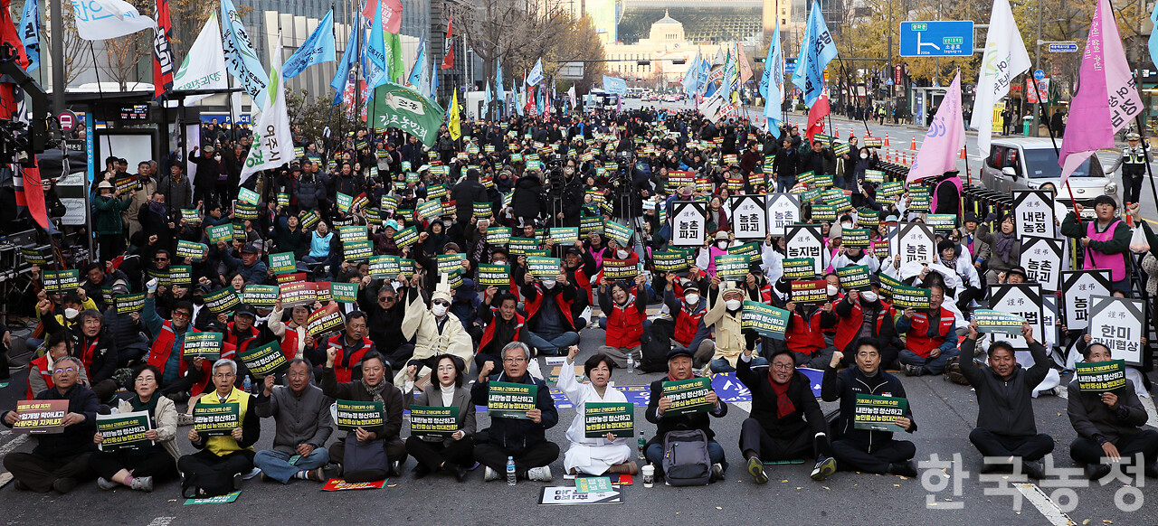 22일 오후 서울 숭례문 앞에서 열린 ‘기후재난 근본대책 수립! 농정대전환 실현! 2025 전국농민대회’에서 5천여명의 농민들이 '내란농정 청산 및 농민중심 농정대전환 실현' 등을 외치고 있다. 한승호 기자