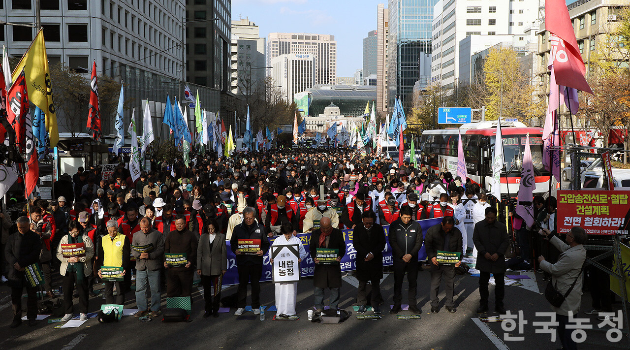 22일 오후 서울 숭례문 앞에서 열린 ‘기후재난 근본대책 수립! 농정대전환 실현! 2025 전국농민대회’에서 5천여명의 농민들이 전용철·홍덕표 열사 20주기를 추모하며 묵념을 하고 있다. 한승호 기자