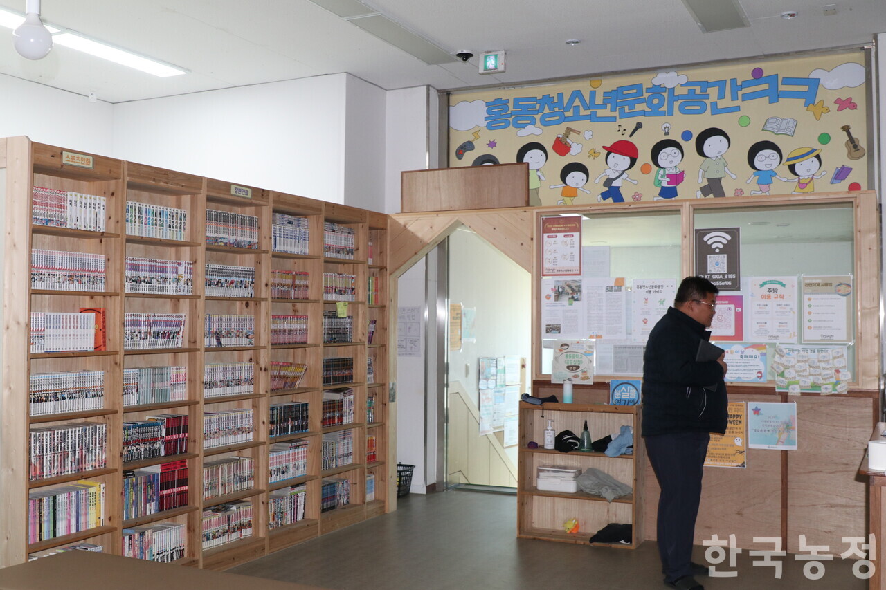 지난 11일 홍동농협 하나로마트 2층의 홍동 청소년문화공간 ㅋㅋ에서 이경주 홍성 홍동농협 상무가 ㅋㅋ에 대해 안내하고 있다. 좌측에 다양한 만화책을 구비해 놓은 게 눈에 띈다.