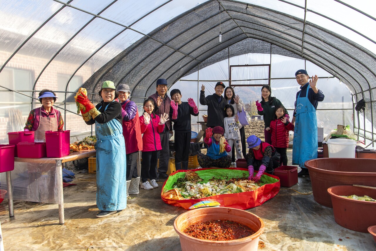 이효영, 정수근 어르신 댁 김장하는 날. 손자·손녀들까지 모두 모이는 1년 중 가장 큰 행사다.