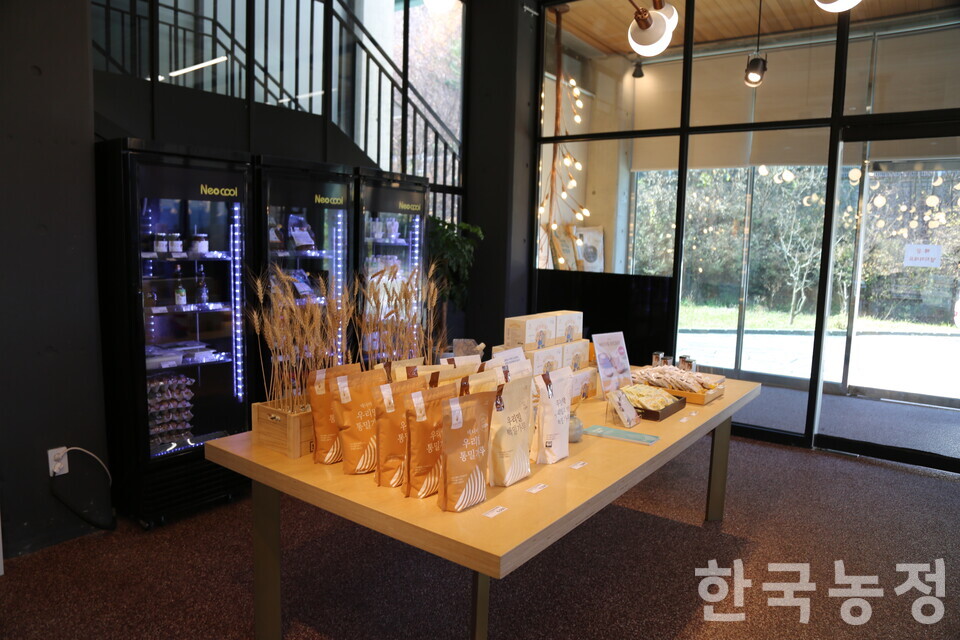 경기 양평군 강상면에 위치한 네니아 본사 1층에 친환경 국산 밀가루 등 네니아 제품이 전시돼 있다.