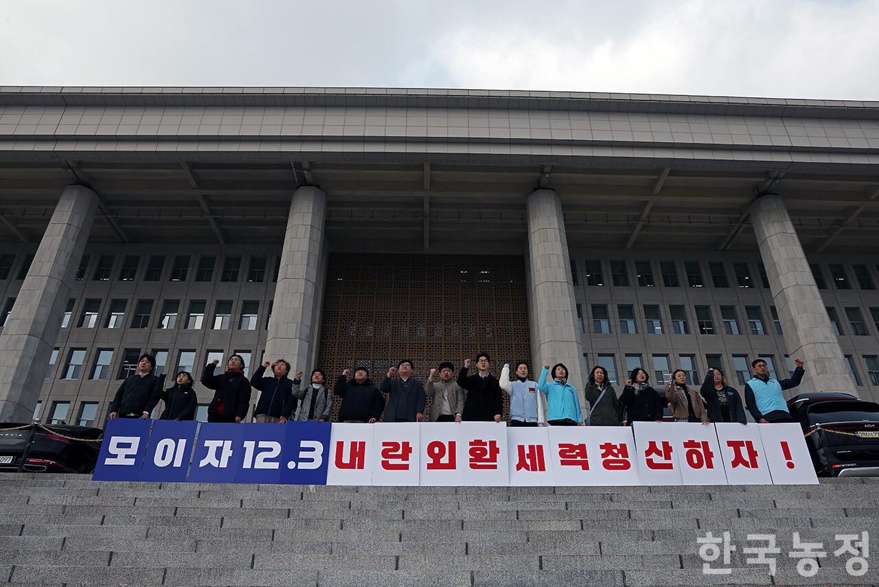 내란청산·사회대개혁 비상행동 기록기념위원회와 더불어민주당·조국혁신당·진보당·기본소득당·사회민주당 5개 정당이 25일 오전 서울 여의도 국회 본청 앞 계단에서 ‘12.3 내란외환 청산과 종식, 사회대개혁 시민대행진 선포 기자회견’을 열고 "내란외환은 아직 끝나지 않았다"며 비상계엄을 막아낸 지 1년이 되는 오는 12월 3일 국회 앞에서 시민대행진을 열자며 국민들에게 참여를 호소하고 있다.