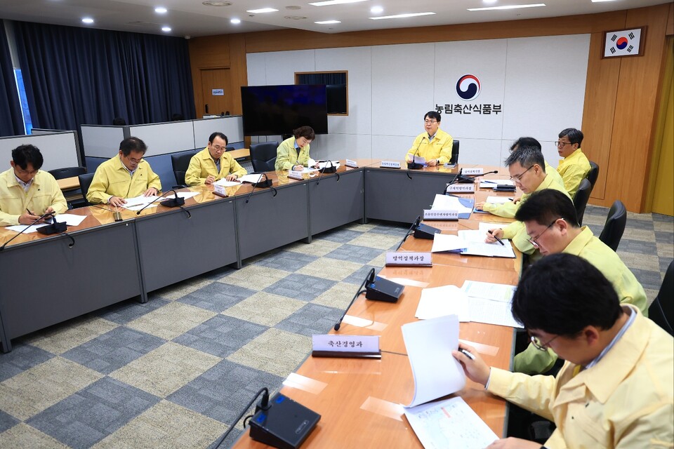 아프리카돼지열병 중앙사고수습본부는 지난 25일 충청남도 당진시 소재 463두 규모 돼지 농장에서 ASF가 확진됨에 따라 중수본 회의를 통해 긴급 방역 대책을 세웠다고 밝혔다. 농림축산식품부 제공