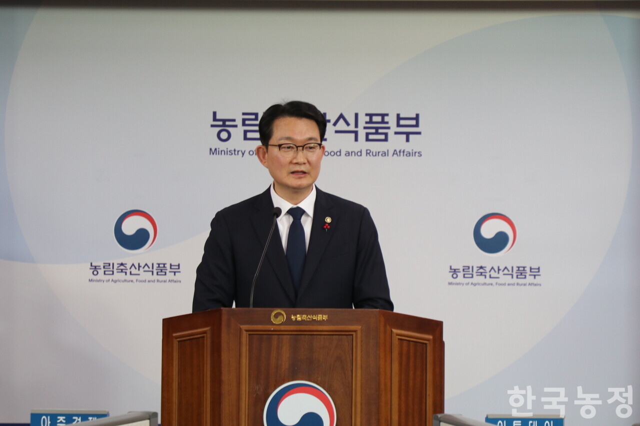 김종구 농림축산식품부 차관이 8일 세종시 농림축산식품부 기자실에서 농협중앙회·농협재단 대상 특별감사 중간결과 관련 개요를 설명하고 있다.