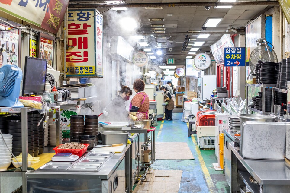 잘 정리된 국밥집 골목에 김이 서려 뽀얗게 온기를 내뿜는다. 류관희 작가