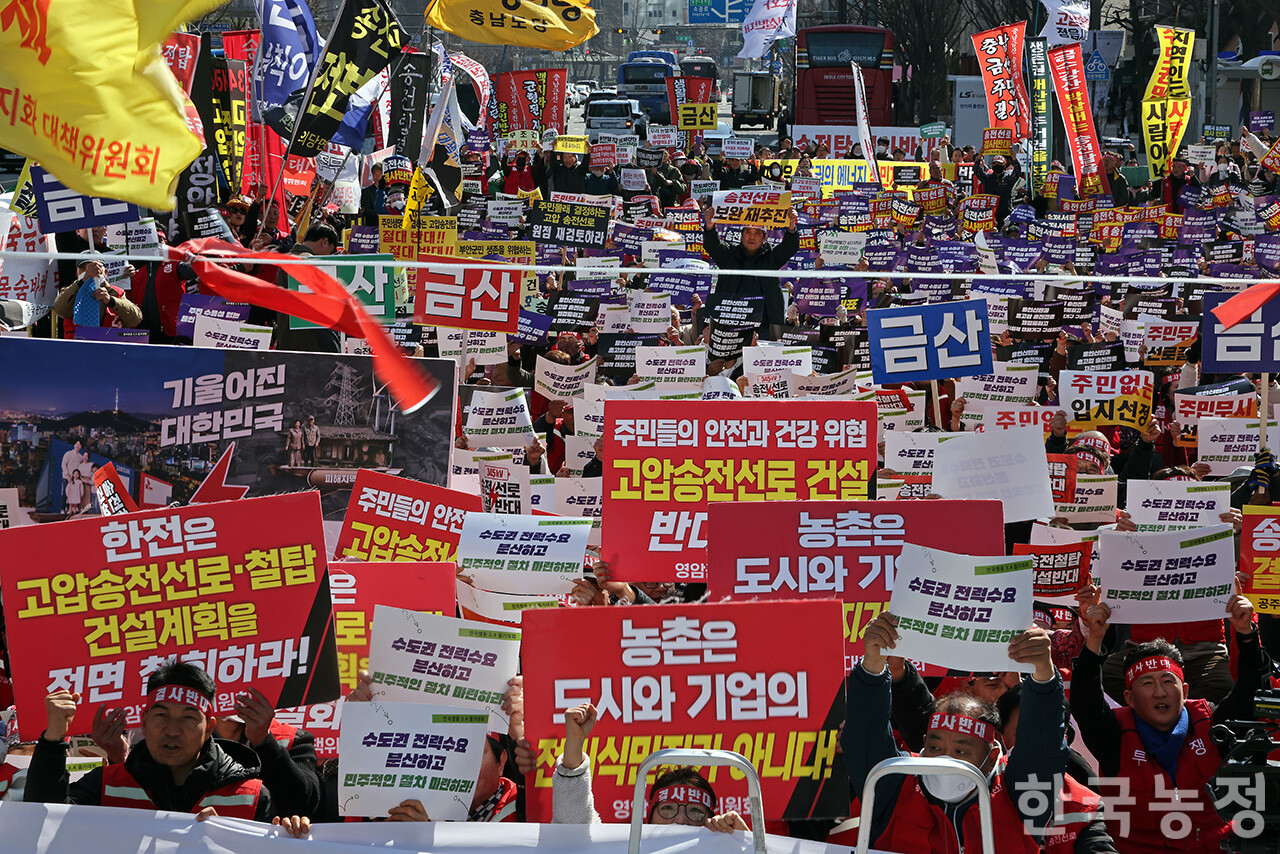 지방자치단체장 후보자라면 때로는 중앙정부의 잘못된 정책에 맞설 의지도 보여줄 수 있어야 한다. 지금 여러 가지로 어려움을 겪고 있는 비수도권에서 출마한 후보자라면 더더욱 그렇게 해야 한다. 용인반도체국가산단재검토·초고압송전탑건설반대전국행동 주최로 지난 4일 서울 광화문 동화면세점 앞에서 열린 ‘용인산단 송전선로 전면 재검토와 에너지 지산지소를 위한 사회적 대화 기구 구성 촉구 전국행동 3.4 궐기대회’에서 전국에서 모인 2000여명의 주민들이 송전선로 사업을 강행하고 있는 정부와 한국전력을 규탄하고 있다.&nbsp;한승호 기자
