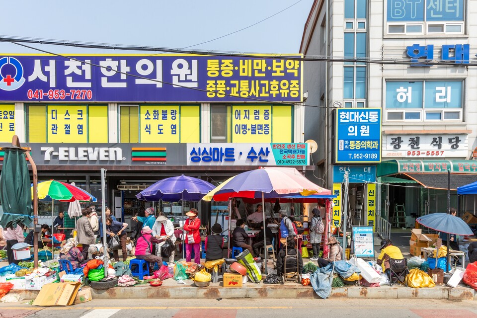 서천오일장은 자동차들이 다니는 큰 도로 옆으로 사람들이 걸어다닐 길만 남기고 두 줄로 길게 선다. 그래서 더 북적거리는 느낌이 난다. 류관희 작가