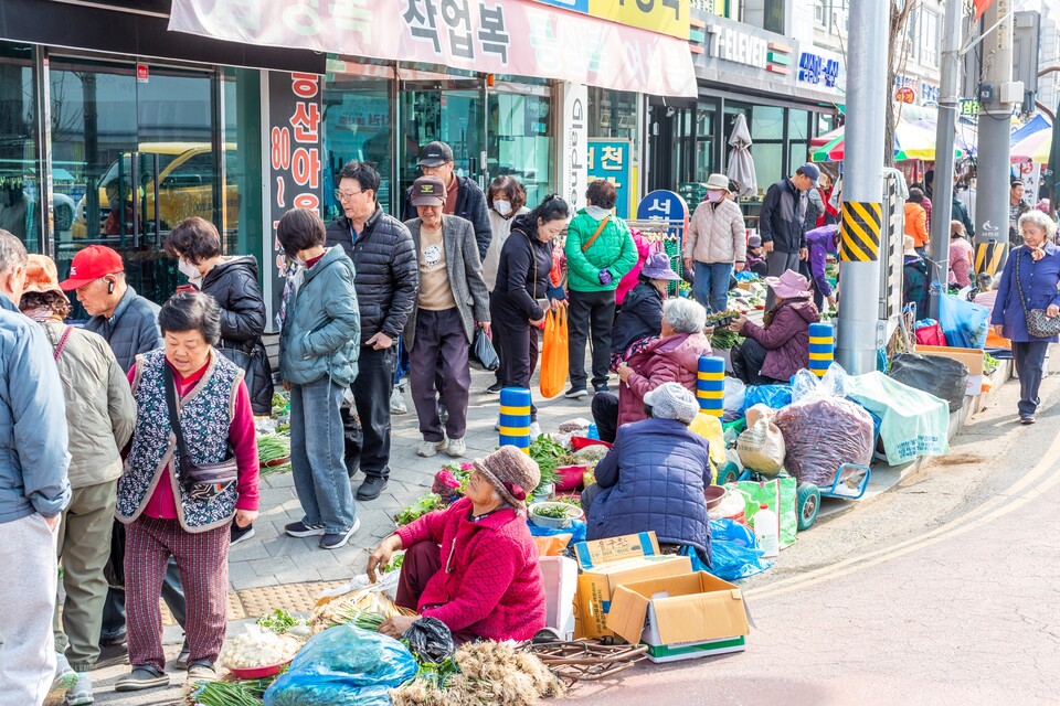 낮은 자세로 올려다보시며 물건 사가기를 권하시는 할머니를 보니 장터 정비가 필요한 것 같다. 류관희 작가